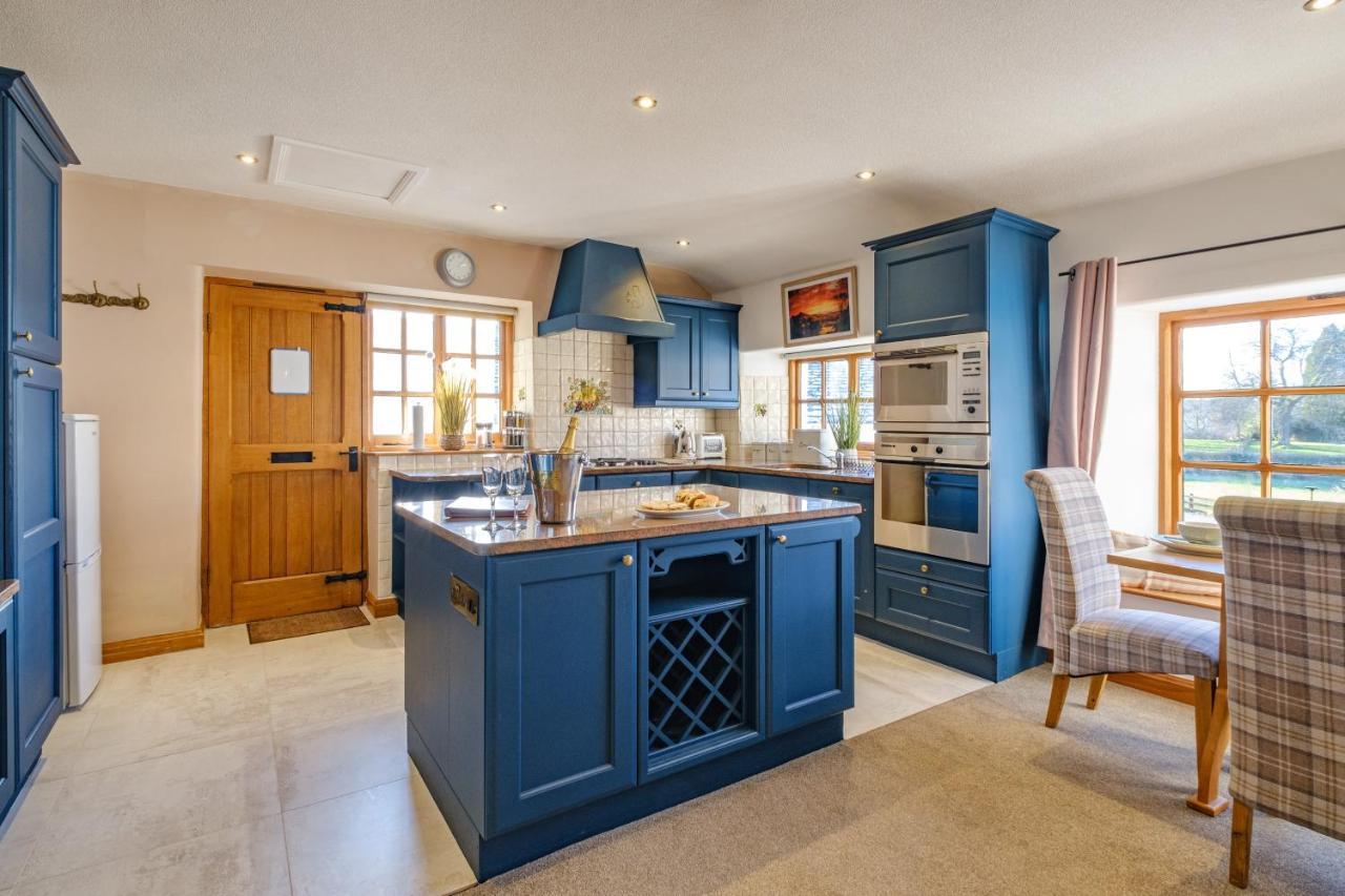 Stunning Cottage Grade 2 Listed With Parking And Hot Tub Bowness-on-Windermere Exterior photo