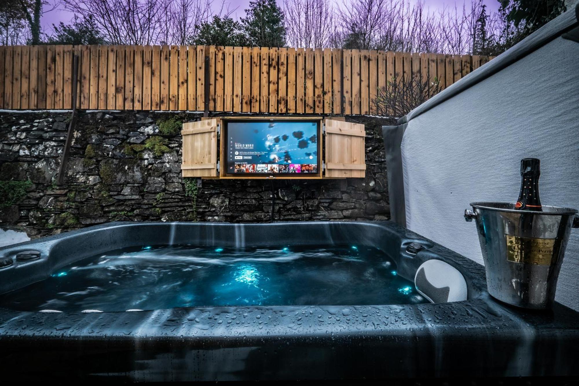 Stunning Cottage Grade 2 Listed With Parking And Hot Tub Bowness-on-Windermere Exterior photo